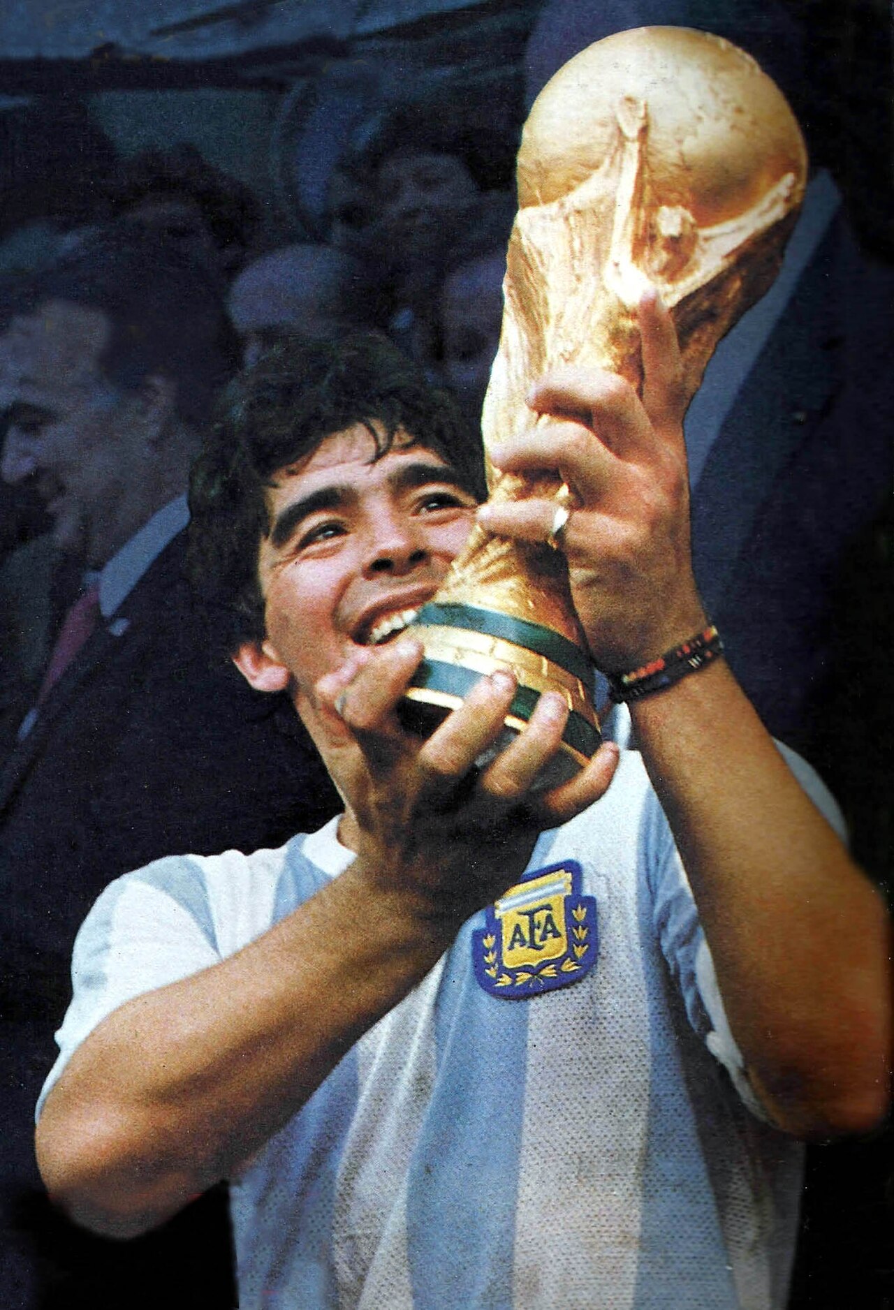Diego Maradona with the FIFA World Cup trophy, Mexico 1986 (public domain / Wikimedia Commons)