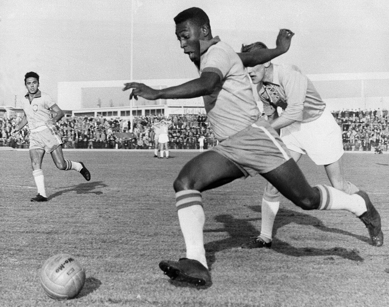 Pelé in action, 1960 (public domain / AFP–Scanpix / Wikimedia Commons)